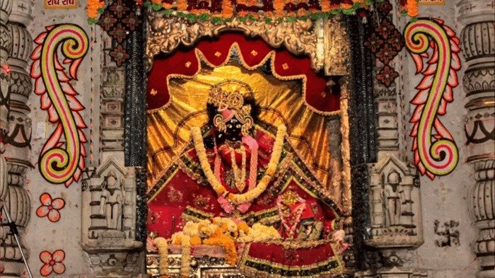 #AartiKunjBihariKi #KrishnaAarti #ShriKrishnaAarti #JaiShriKrishna #KrishnaBhajan #BhaktiGeet #KrishnaJanmashtami #JanmashtamiAarti