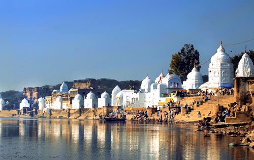 Bateshwar Temple: धार्मिक नगरी बटेश्वर में एकादशी पर उमड़ा आस्था का जनसैलाब, हजारों श्रद्धालुओं ने लगाई 101 मंदिरों की नंगे पैर सप्तकोसी परिक्रमा