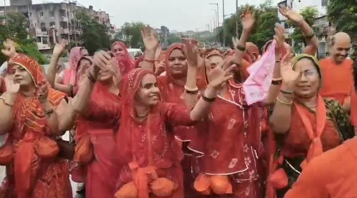 Rameshwar Mahadev Temple: दानवीर कर्ण की पावन भूमि से निकली भव्य कावड़ यात्रा, रामेश्वर महादेव का हुआ जलाभिषेक