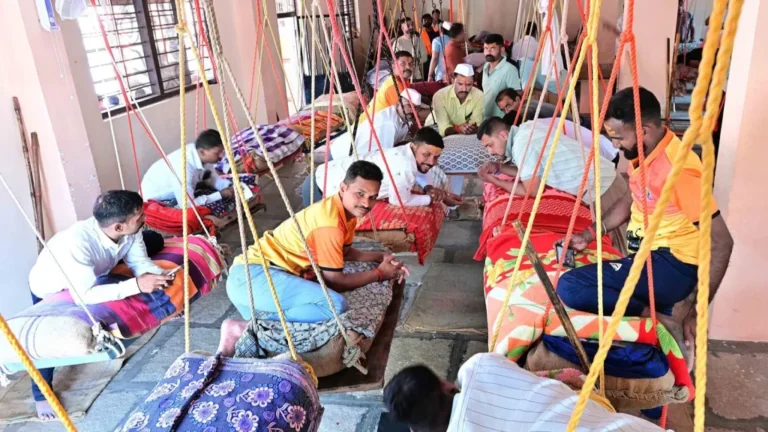 Shardiya Navratri 2026: महाराष्ट्र के पांडे गांव में अनोखे ‘खड़े नवरात्र’, 9 दिन तक खड़े रहकर तपस्या कर रहे 400 श्रद्धालु !